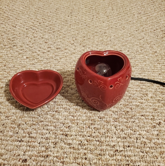SCENTSY HUGS & KISSES Full Size Wax Warmer Valentines Red Heart Shaped RETIRED - Picture 5 of 6